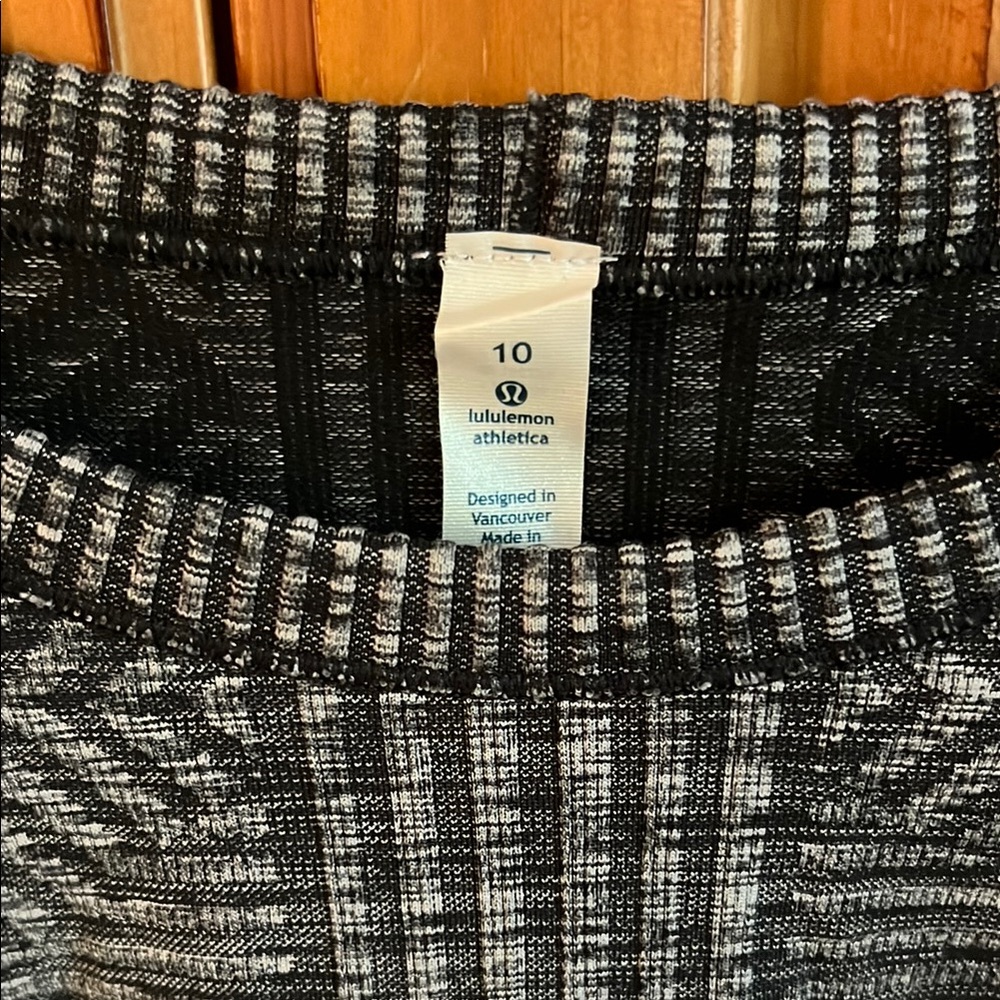 Lululemon Gray Herringbone Patterned Top - image 1